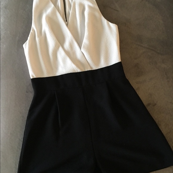 Sexy perfect black & white halter top romper - Picture 6 of 6